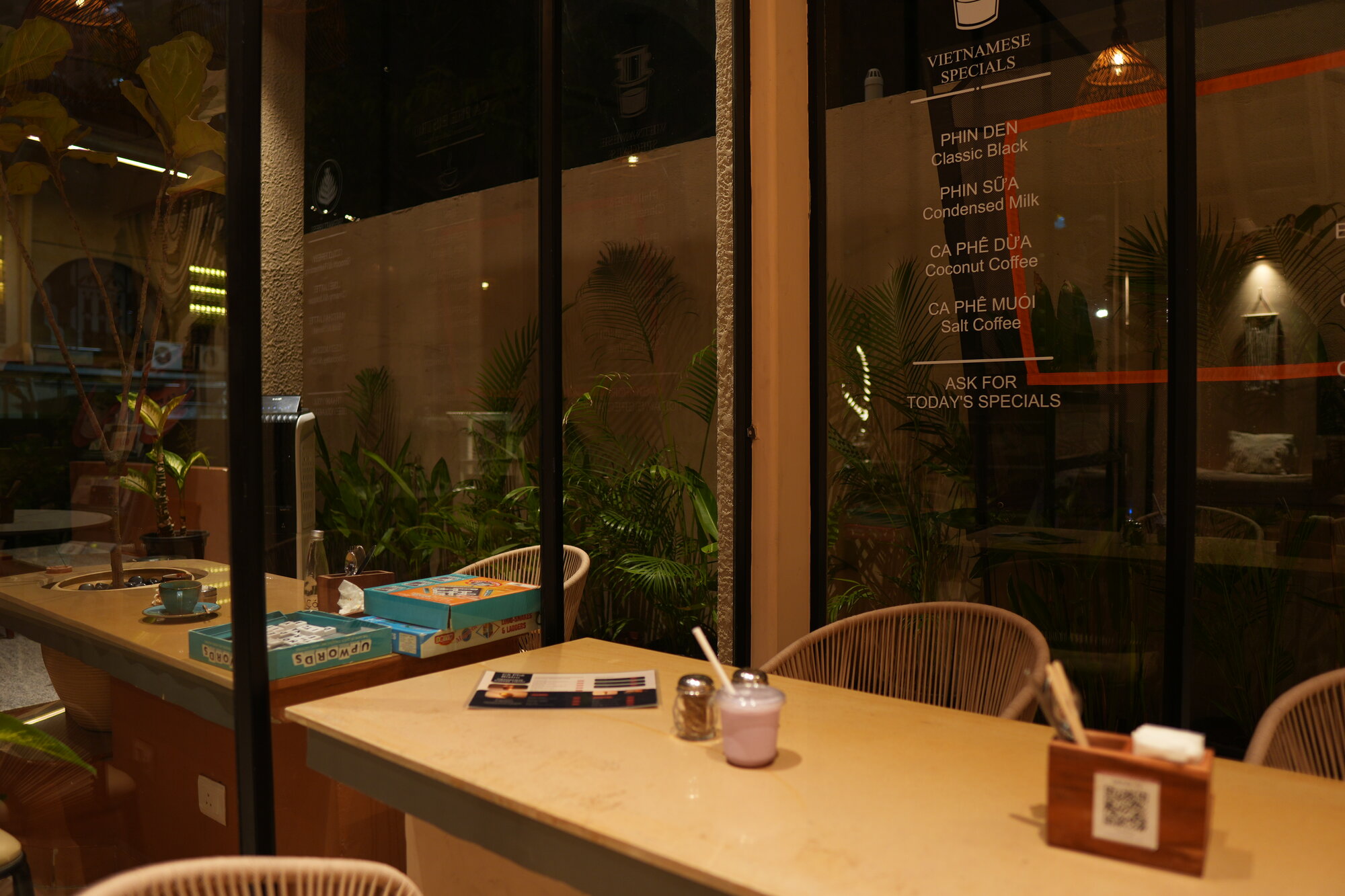 Cá Phê Bistro dried-flower signage