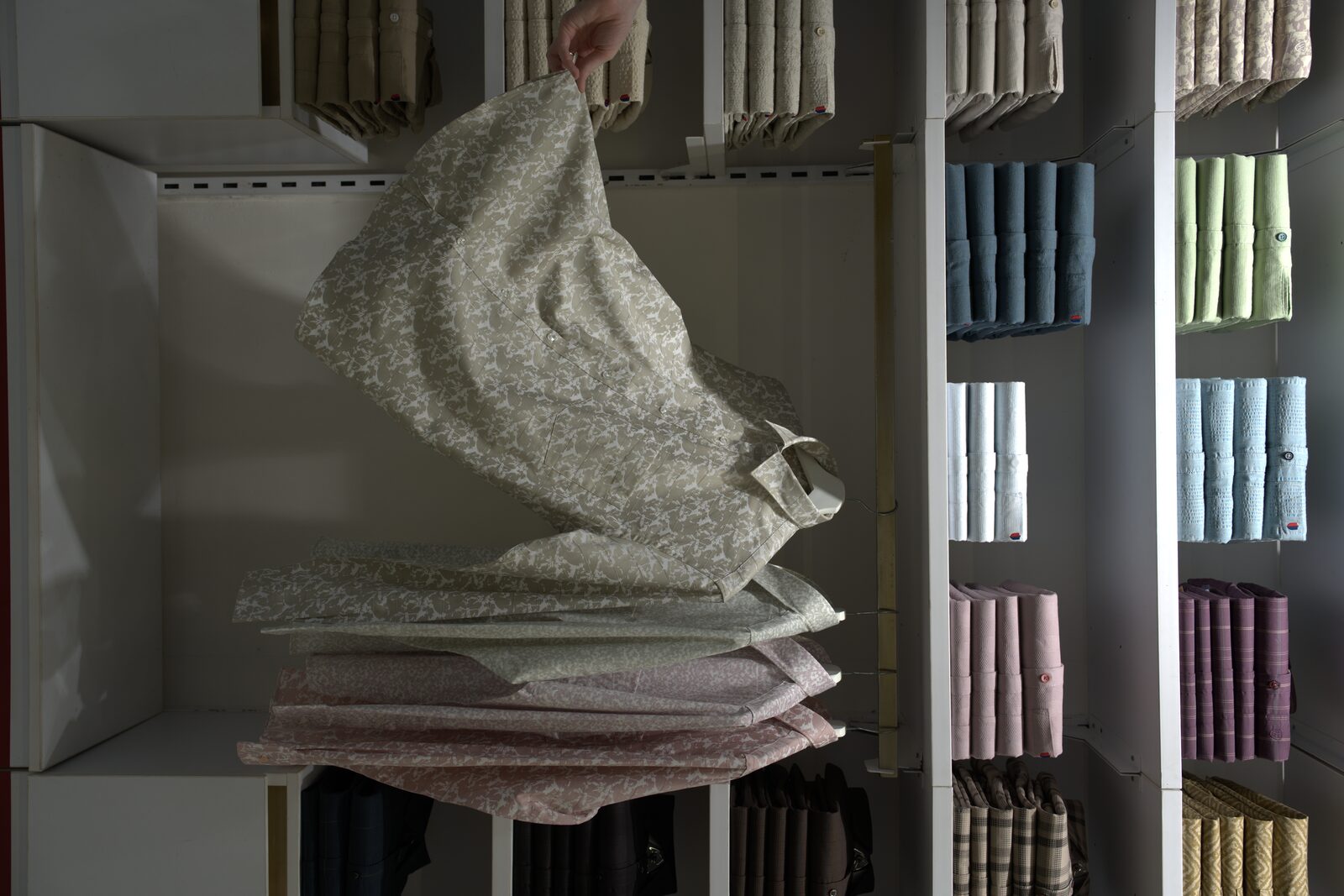 Garment display shelf